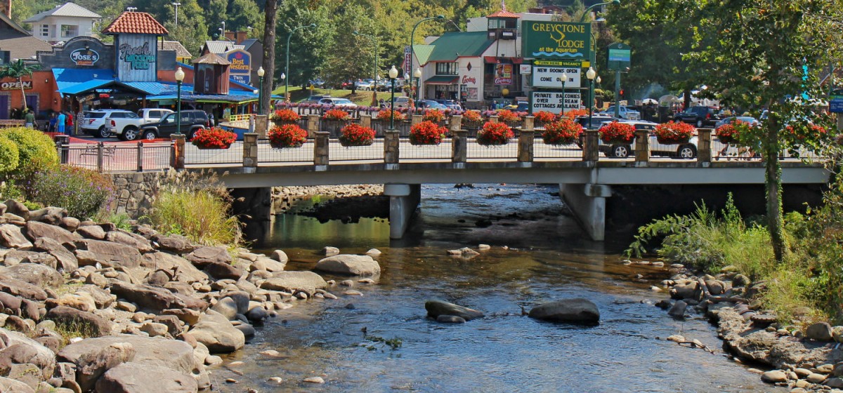 The-Little-Pigeon-River-in-Gatlinburg-Tennessee-on-October-6-2013-600x280@2x
